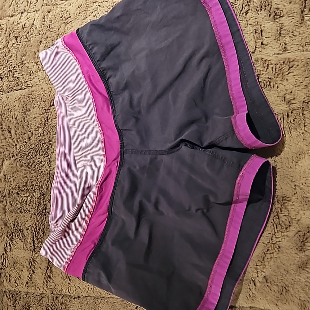 Lululemon Black shorts with burgundy trim size 4 GUC